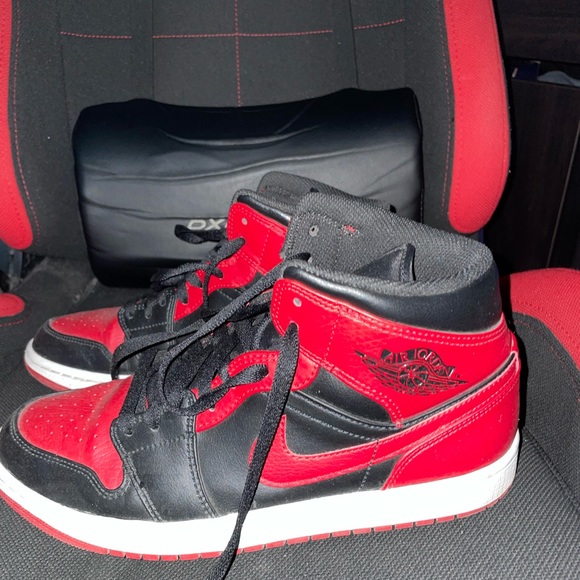 Jordan 1 Mid ‘Banned’ AUTHENTIC - Picture 2 of 5
